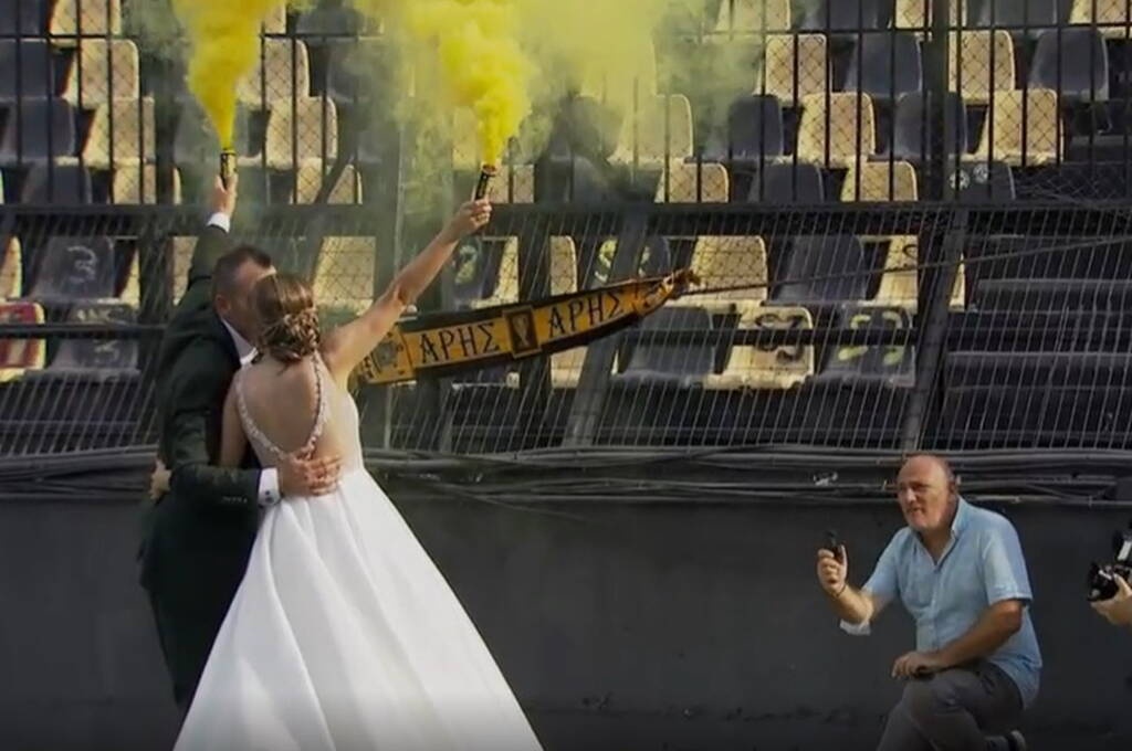 Γάμος με άρωμα... Άρη - Παντρεύτηκαν στο «Βικέλιδης» και πανηγύρισαν με καπνόγονα (video)