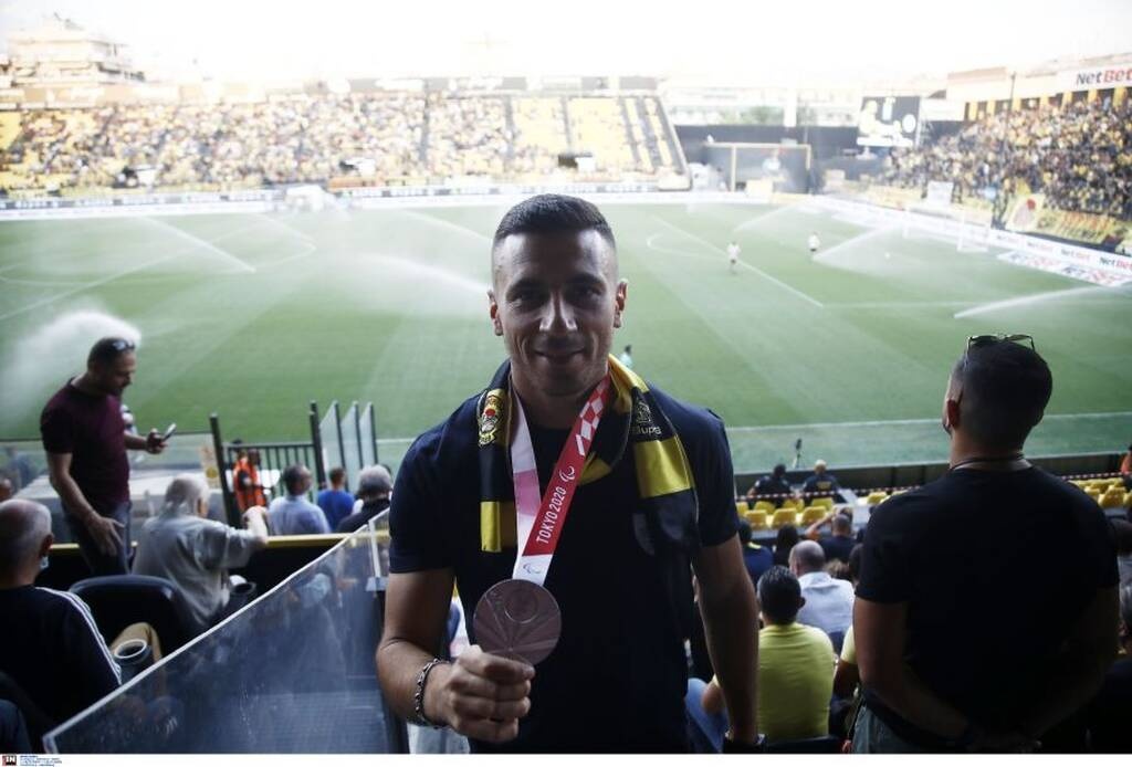 Άρης-ΟΦΗ: Στο γήπεδο με το μετάλλιο για την αγαπημένη του ομάδα Έλληνας Παραολυμπιονίκης (photos)