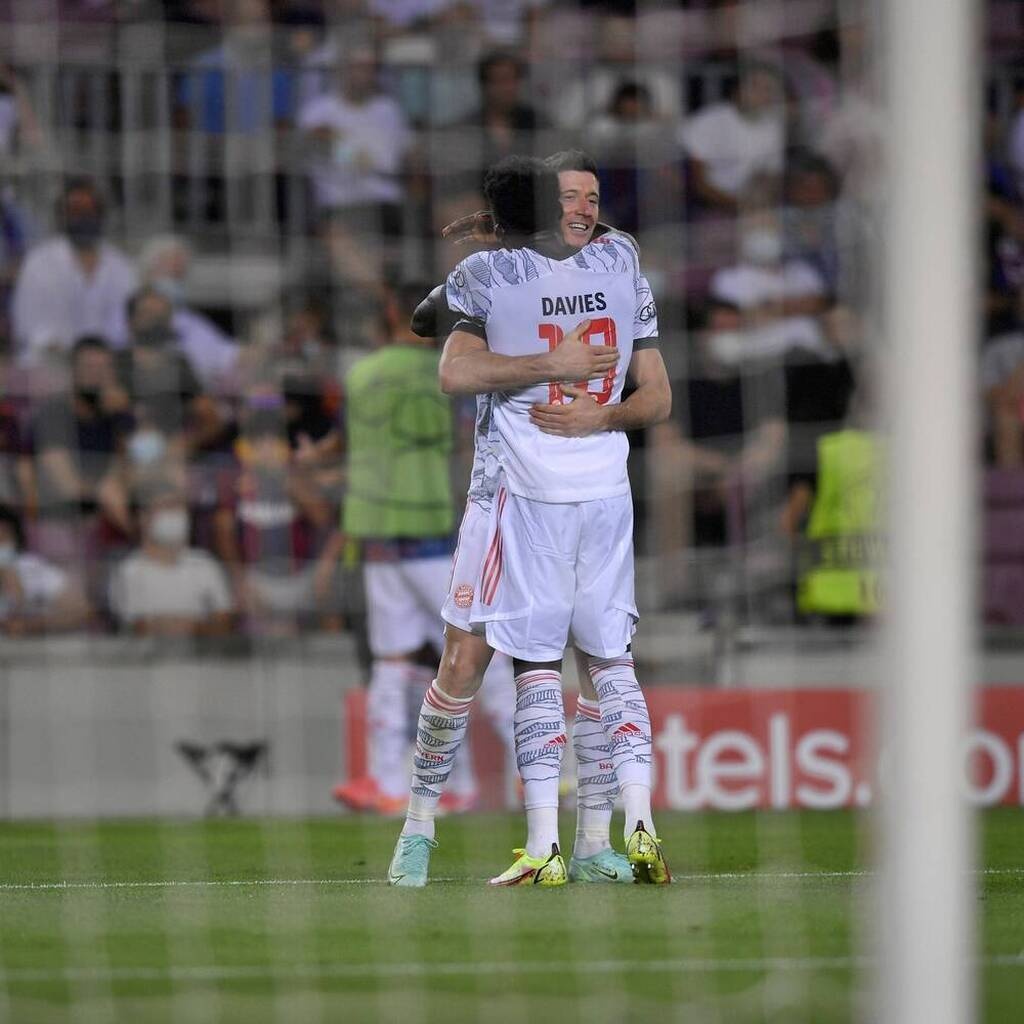 Champions League: Βαυαρική επέλαση στη Βαρκελώνη – Το πανόραμα και όλα τα γκολ