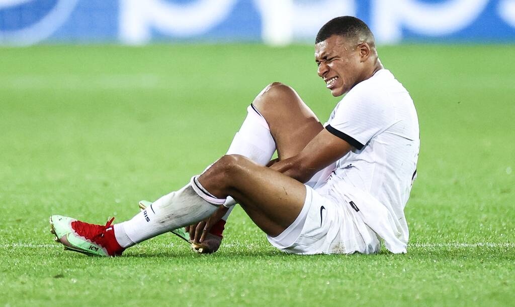 Champions League: Συναγερμός με Εμπαπέ στην Παρί Σεν Ζερμέν - Τραυματίστηκε και αποχώρησε