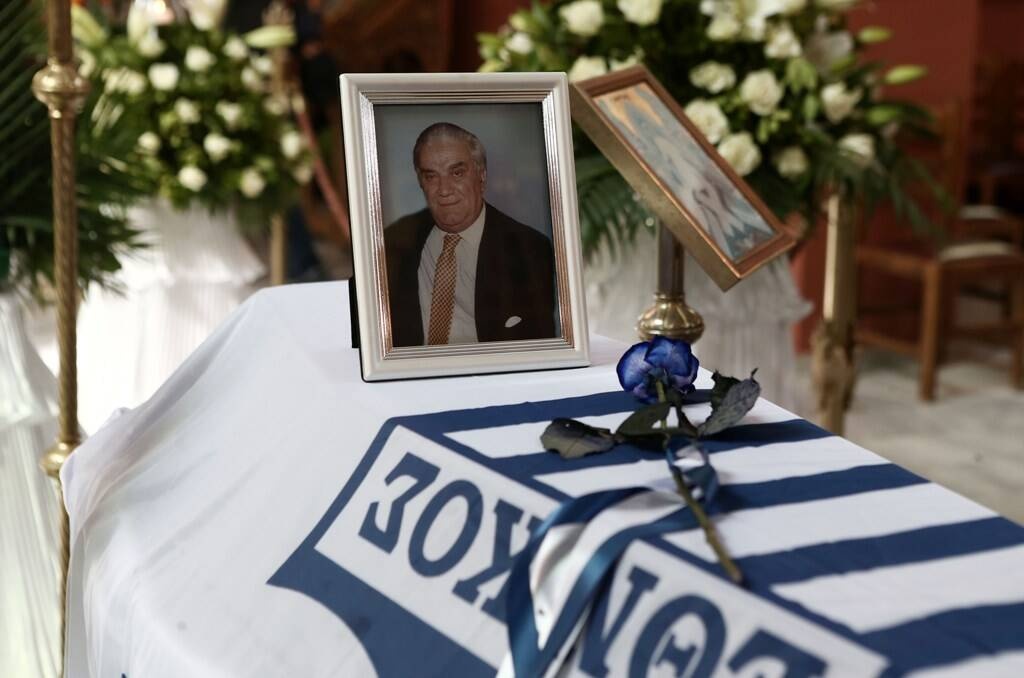Γιάννης Ματζουράνης: Κηδεύτηκε με τη σημαία του Εθνικού (photos)