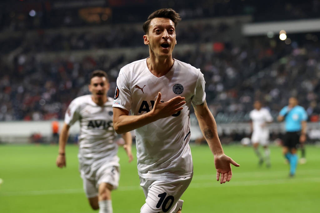 Europa League: «Πάγωσε» την Φρανκφούρτη ο Οζίλ (video)