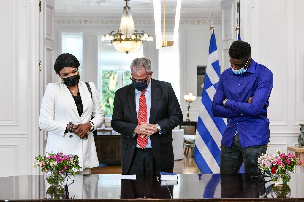 Στο Μέγαρο Μαξίμου ο Γιάννης Αντετοκούνμπο - Έλληνες πολίτες η μητέρα και ο αδελφός του (photos)