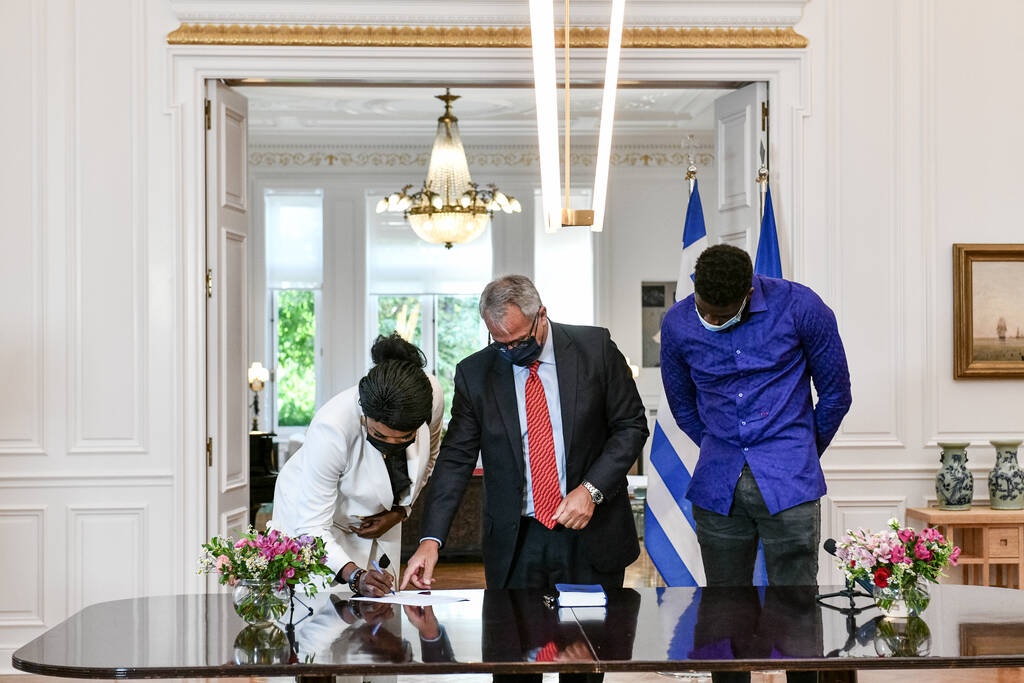 Στο Μέγαρο Μαξίμου ο Γιάννης Αντετοκούνμπο - Έλληνες πολίτες η μητέρα και ο αδελφός του (photos)
