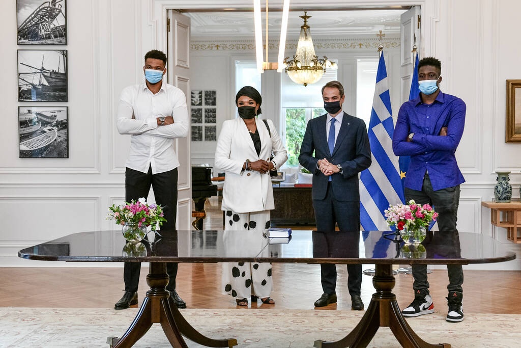 Στο Μέγαρο Μαξίμου ο Γιάννης Αντετοκούνμπο - Έλληνες πολίτες η μητέρα και ο αδελφός του (photos)