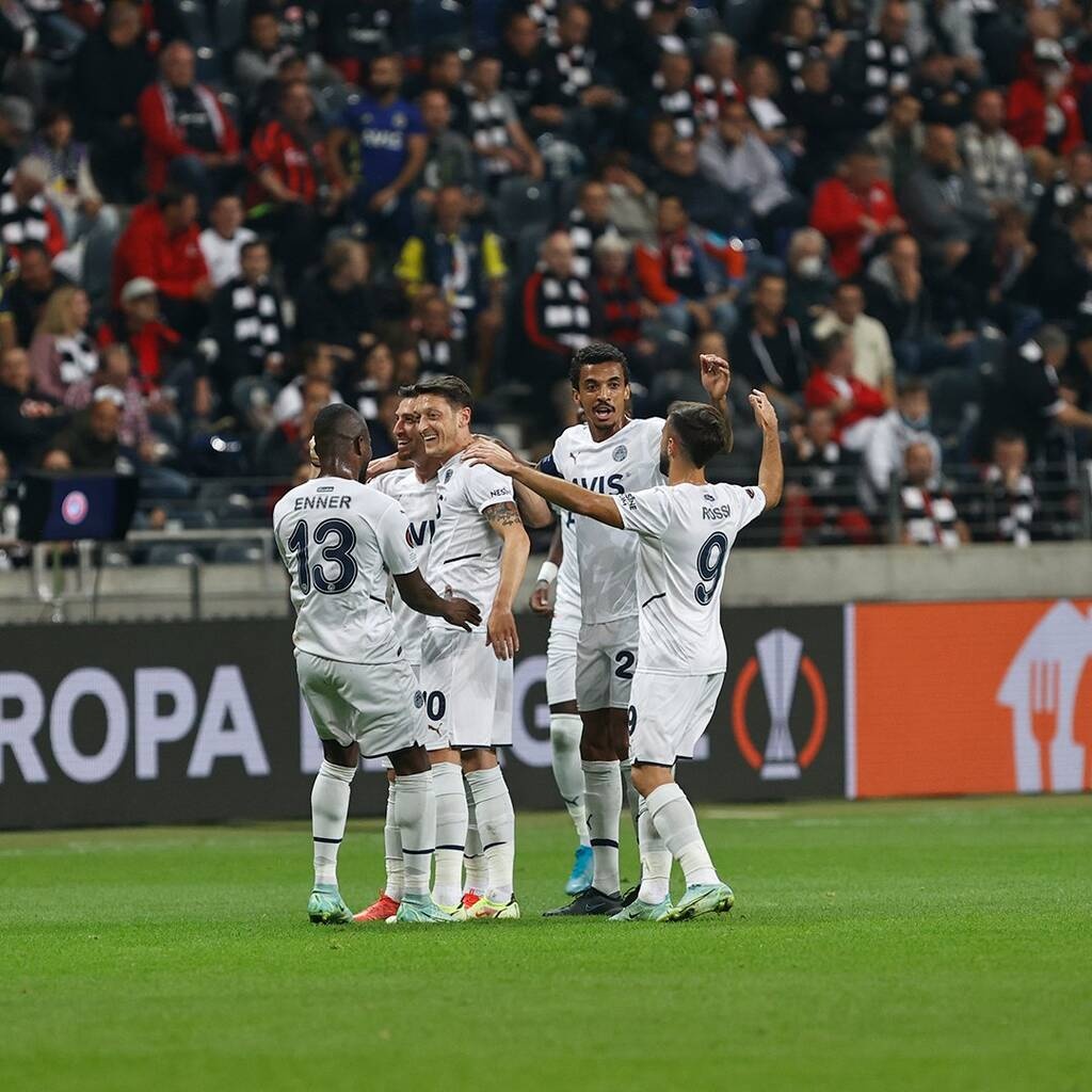 Europa League: «Πάγωσε» την Φρανκφούρτη ο Οζίλ (video)