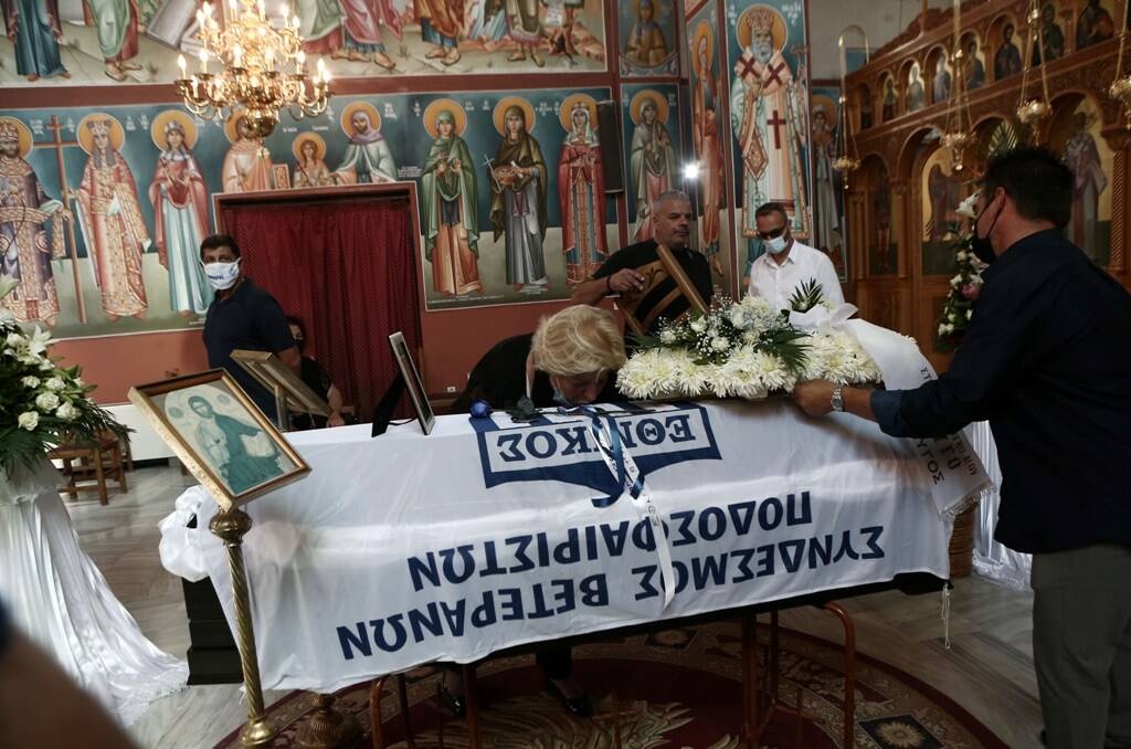 Γιάννης Ματζουράνης: Κηδεύτηκε με τη σημαία του Εθνικού (photos)
