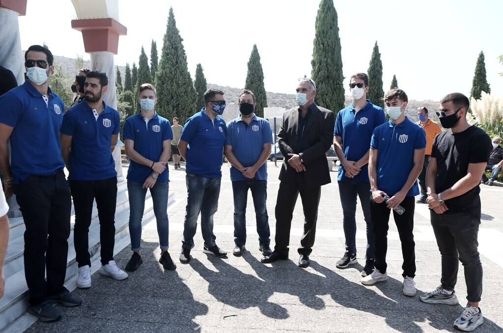 Γιάννης Ματζουράνης: Κηδεύτηκε με τη σημαία του Εθνικού (photos)