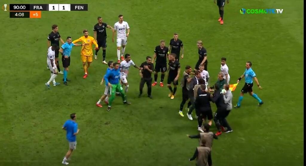 Europa League: Ένταση στην Φρανκφούρτη - Πιάστηκαν στα χέρια οι Άϊντραχτ και Φενέρ (video+photos)