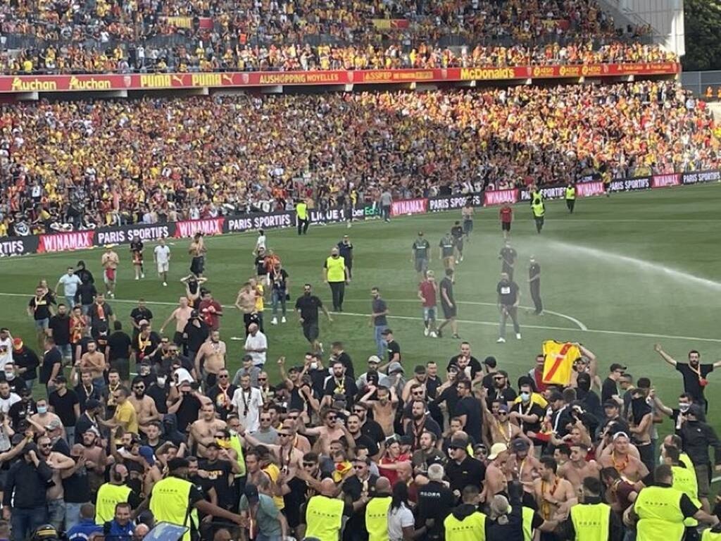 Ligue 1: Χαμός στο Λανς-Λιλ - Οπαδοί έκαναν ντου στον αγωνιστικό χώρο (photos+videos)