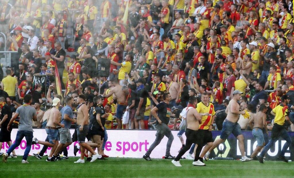 Ligue 1: Χαμός στο Λανς-Λιλ - Οπαδοί έκαναν ντου στον αγωνιστικό χώρο (photos+videos)