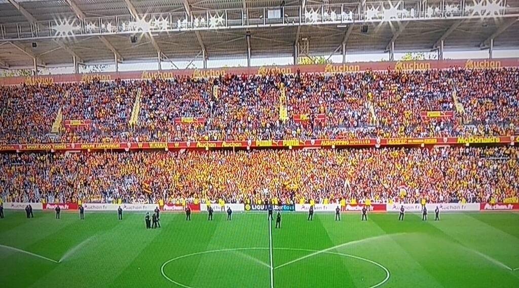 Ligue 1: Χαμός στο Λανς-Λιλ - Οπαδοί έκαναν ντου στον αγωνιστικό χώρο (photos+videos)