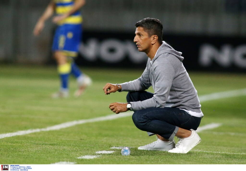 ΠΑΟΚ: Οπαδοί έκραξαν τον Λουτσέσκου στην Τρίπολη κι αυτός τους έστειλε... φιλάκια!