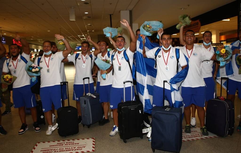 Υποδοχή και αποθέωση για τους «ασημένιους» εφήβους του πόλο (photos+video)