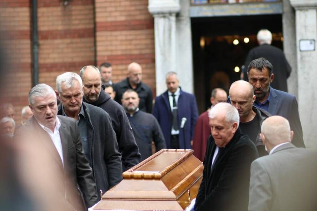 Συγκλονιστικές εικόνες στην κηδεία του "Ντούντα" - Σήκωσε το φέρετρο ο Ομπράντοβιτς