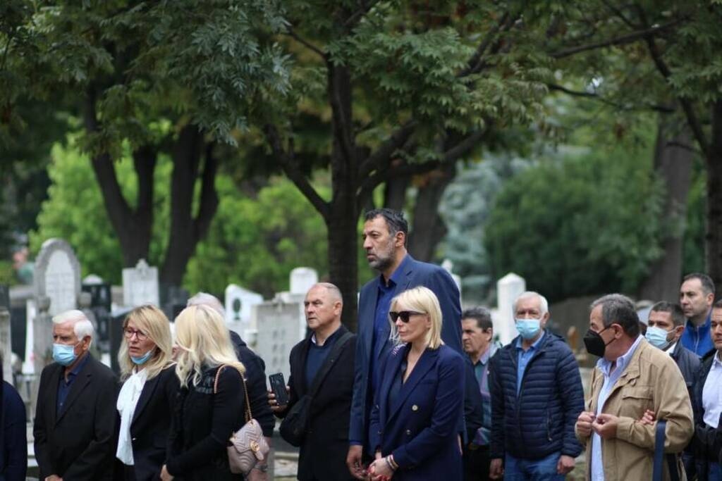 Συγκλονιστικές εικόνες στην κηδεία του "Ντούντα" - Σήκωσε το φέρετρο ο Ομπράντοβιτς