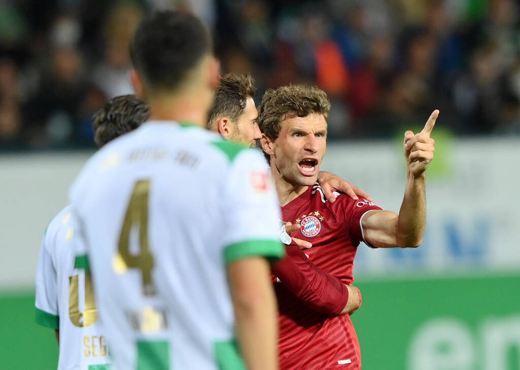 Bundesliga: Τριάρα η Μπάγερν και με παίκτη λιγότερο (photos+video)