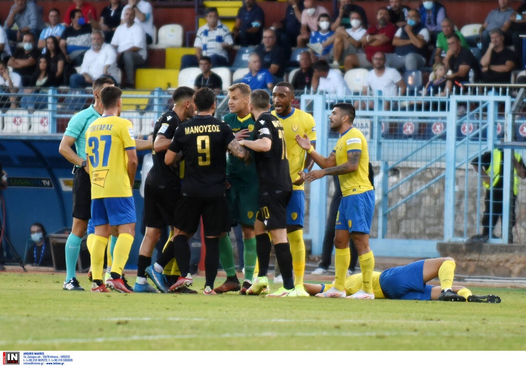 Απίθανα πράγματα στη Λαμία: Ο Σιδηρόπουλος έδωσε το ακουστικό ενδοεπικοινωνίας σε παίκτη!