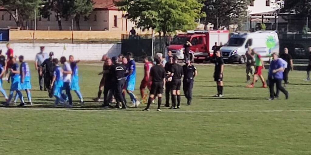 Απόλλων Λάρισας-ΑΕΛ: Χαμός στο ημίχρονο - Μπούκαρε στο γήπεδο ο Κούγιας (photos)