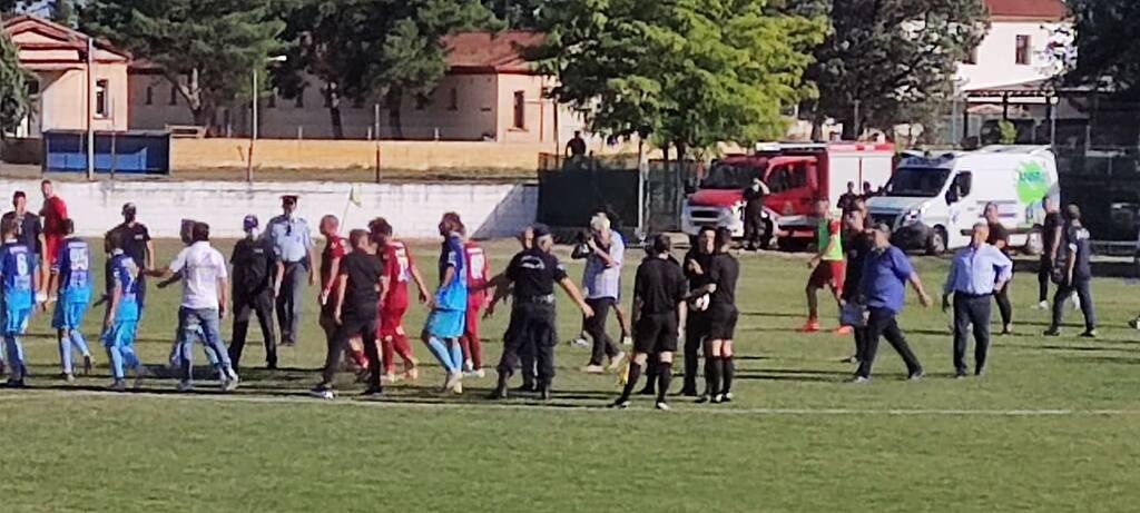 Απόλλων Λάρισας-ΑΕΛ: Χαμός στο ημίχρονο - Μπούκαρε στο γήπεδο ο Κούγιας (photos)