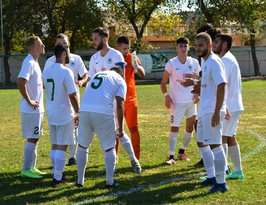 Απίθανα πράγματα σε ερασιτεχνικό ματς - Επιτέθηκαν με ρόπαλο σε ποδοσφαιριστή