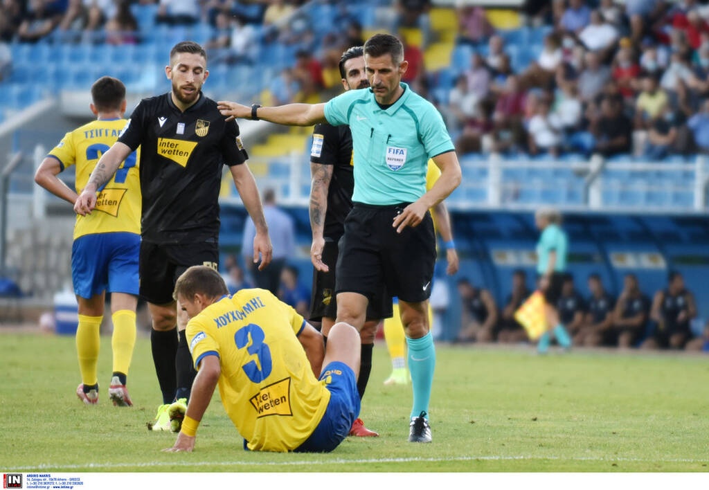 Απίθανα πράγματα στη Λαμία: Ο Σιδηρόπουλος έδωσε το ακουστικό ενδοεπικοινωνίας σε παίκτη!