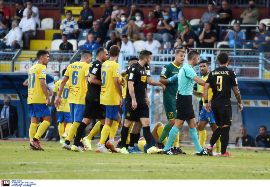 Απίθανα πράγματα στη Λαμία: Ο Σιδηρόπουλος έδωσε το ακουστικό ενδοεπικοινωνίας σε παίκτη!