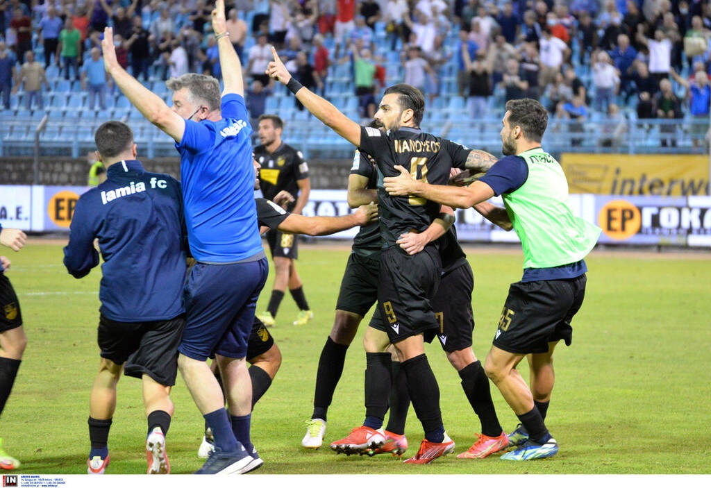 Απίθανα πράγματα στη Λαμία: Ο Σιδηρόπουλος έδωσε το ακουστικό ενδοεπικοινωνίας σε παίκτη!