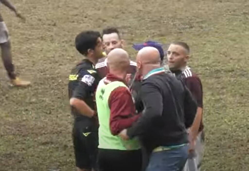 Διαιτητής απέβαλε προπονητή με κόκκινη κάρτα κι αυτός του έριξε μπουνιά! (photos+video)