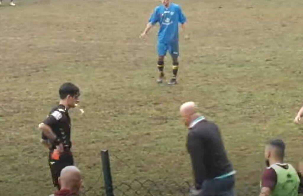 Διαιτητής απέβαλε προπονητή με κόκκινη κάρτα κι αυτός του έριξε μπουνιά! (photos+video)