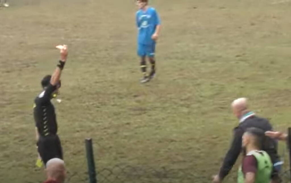 Διαιτητής απέβαλε προπονητή με κόκκινη κάρτα κι αυτός του έριξε μπουνιά! (photos+video)