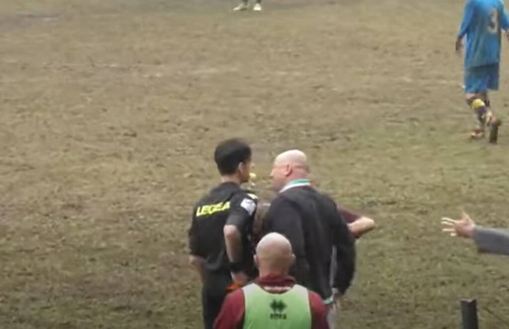 Διαιτητής απέβαλε προπονητή με κόκκινη κάρτα κι αυτός του έριξε μπουνιά! (photos+video)