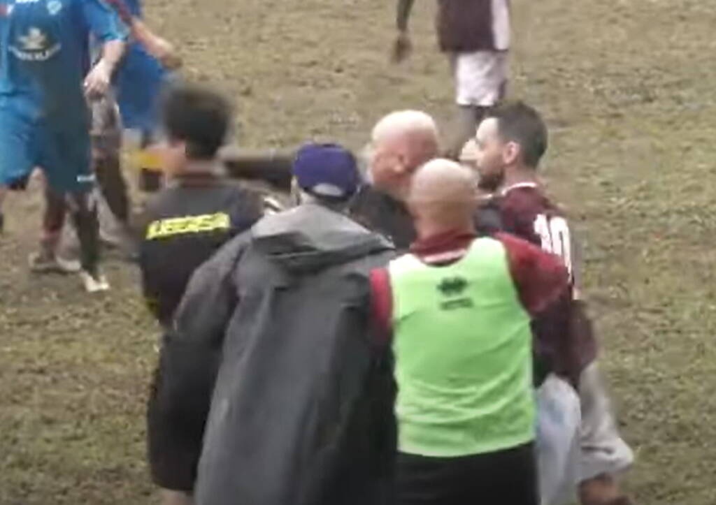Διαιτητής απέβαλε προπονητή με κόκκινη κάρτα κι αυτός του έριξε μπουνιά! (photos+video)