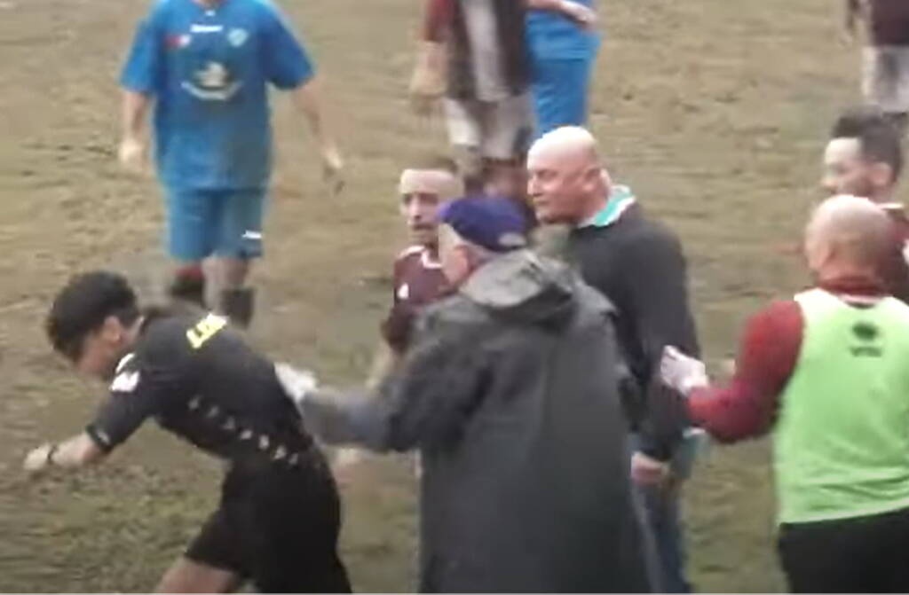 Διαιτητής απέβαλε προπονητή με κόκκινη κάρτα κι αυτός του έριξε μπουνιά! (photos+video)