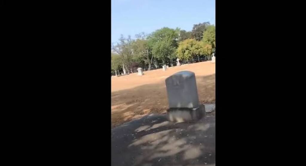 Τρόμος - Πήγε σε νεκροταφείο και σάστισε μόλις είδε τι ανατριχιαστικό έβγαινε από τάφο (pics+vid)