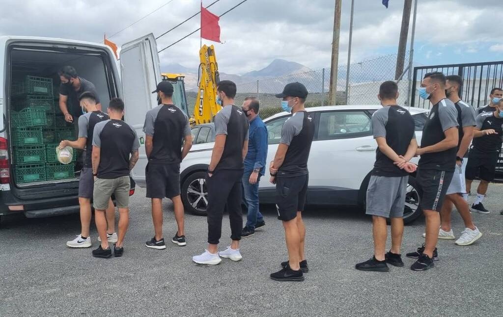 ΟΦΗ: Μοίρασε φρούτα στους πληγέντες από τον σεισμό – Κάλεσμα για το ματς με τον ΠΑΟΚ (video+photos)