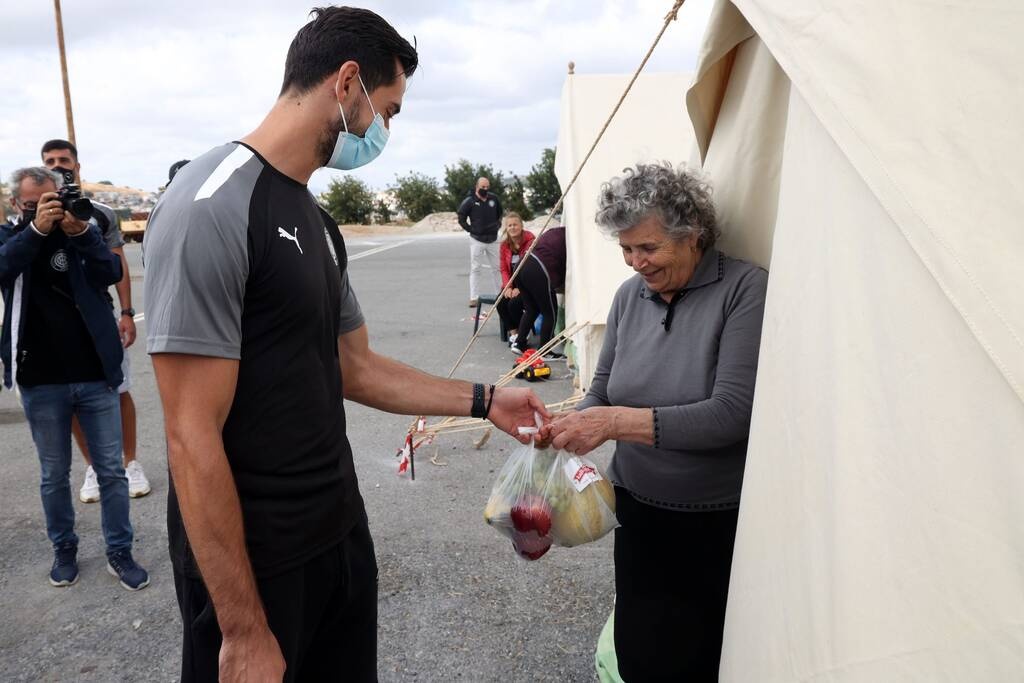 ΟΦΗ: Μοίρασε φρούτα στους πληγέντες από τον σεισμό – Κάλεσμα για το ματς με τον ΠΑΟΚ (video+photos)