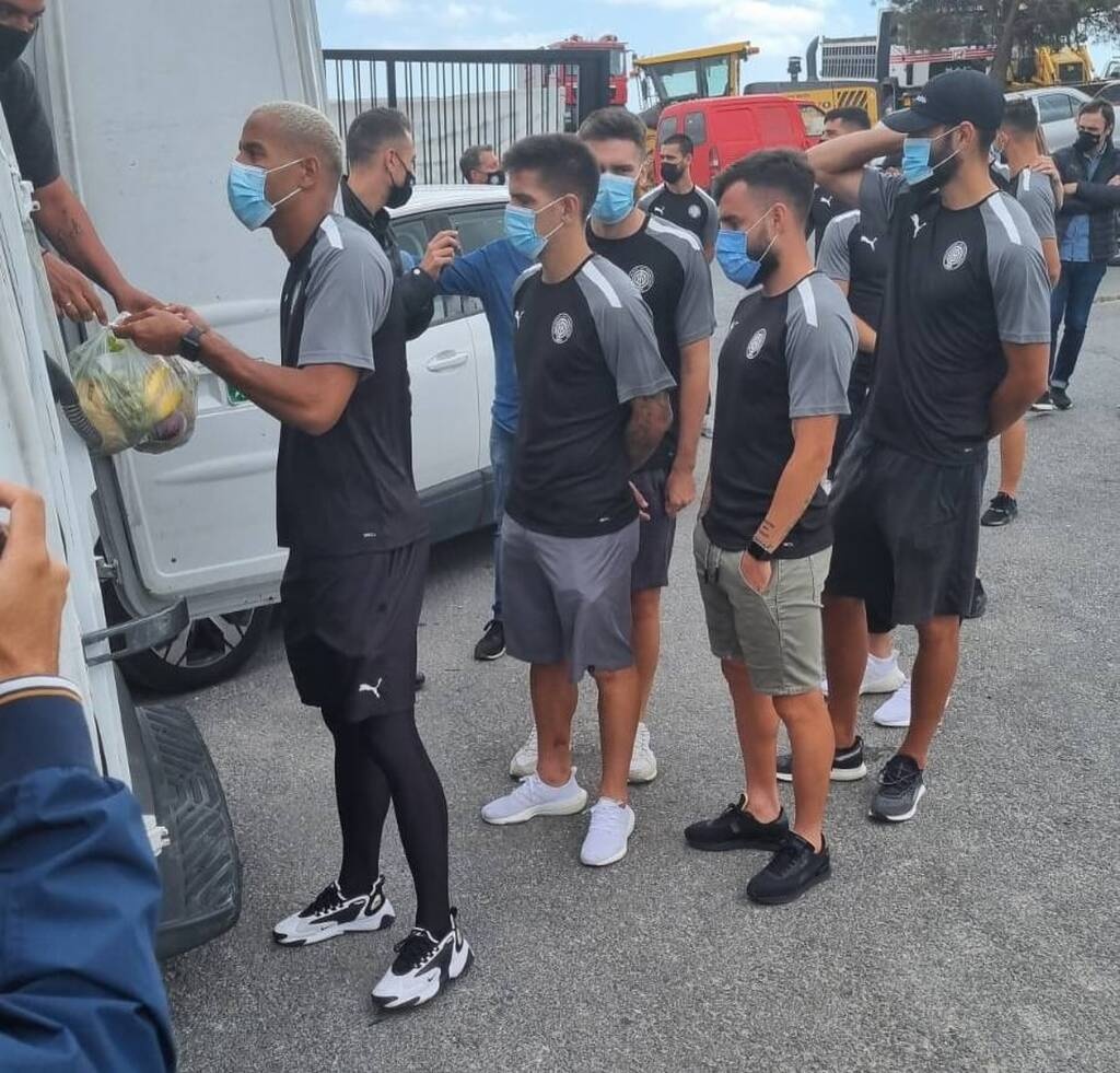 ΟΦΗ: Μοίρασε φρούτα στους πληγέντες από τον σεισμό – Κάλεσμα για το ματς με τον ΠΑΟΚ (video+photos)