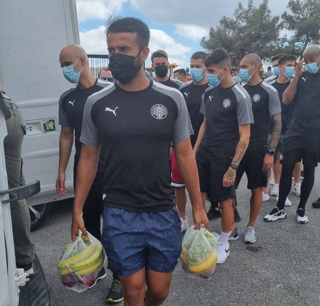 ΟΦΗ: Μοίρασε φρούτα στους πληγέντες από τον σεισμό – Κάλεσμα για το ματς με τον ΠΑΟΚ (video+photos)