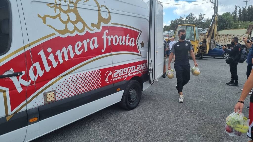 ΟΦΗ: Μοίρασε φρούτα στους πληγέντες από τον σεισμό – Κάλεσμα για το ματς με τον ΠΑΟΚ (video+photos)