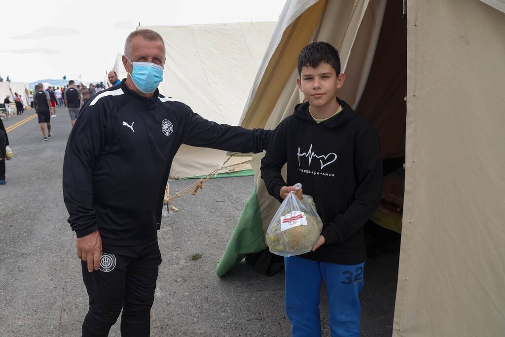 ΟΦΗ: Μοίρασε φρούτα στους πληγέντες από τον σεισμό – Κάλεσμα για το ματς με τον ΠΑΟΚ (video+photos)