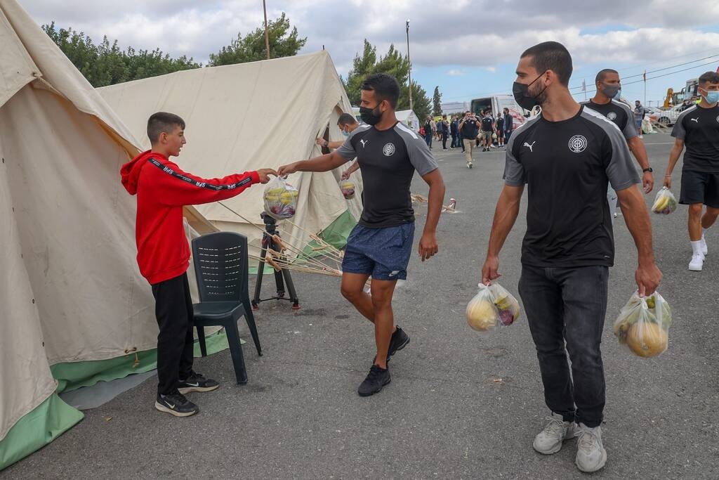 ΟΦΗ: Μοίρασε φρούτα στους πληγέντες από τον σεισμό – Κάλεσμα για το ματς με τον ΠΑΟΚ (video+photos)