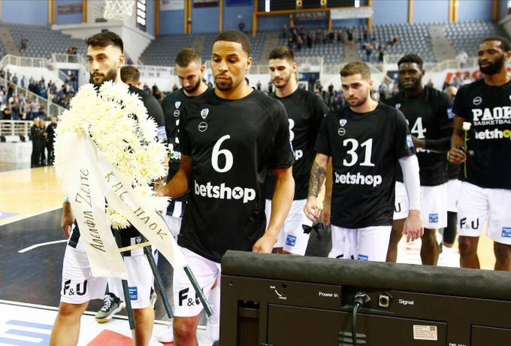 ΠΑΟΚ: «Αδέρφια ζείτε!» - Η συγκινητική στιγμή της κατάθεσης στεφάνων στα αδικοχαμένα «αετόπουλα»