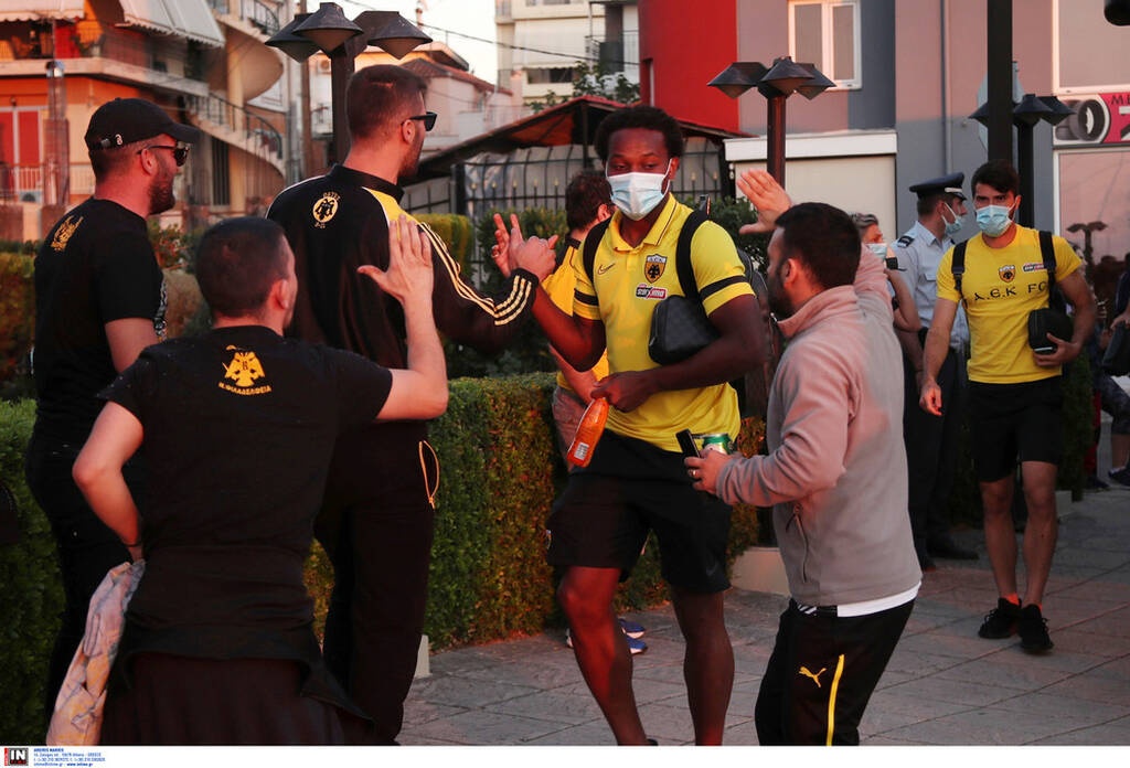 ΑΕΚ: Αποθεωτική υποδοχή στο Αγρίνιο – Τρέλα για τους παίκτες (photos)