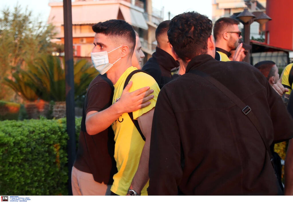 ΑΕΚ: Αποθεωτική υποδοχή στο Αγρίνιο – Τρέλα για τους παίκτες (photos)