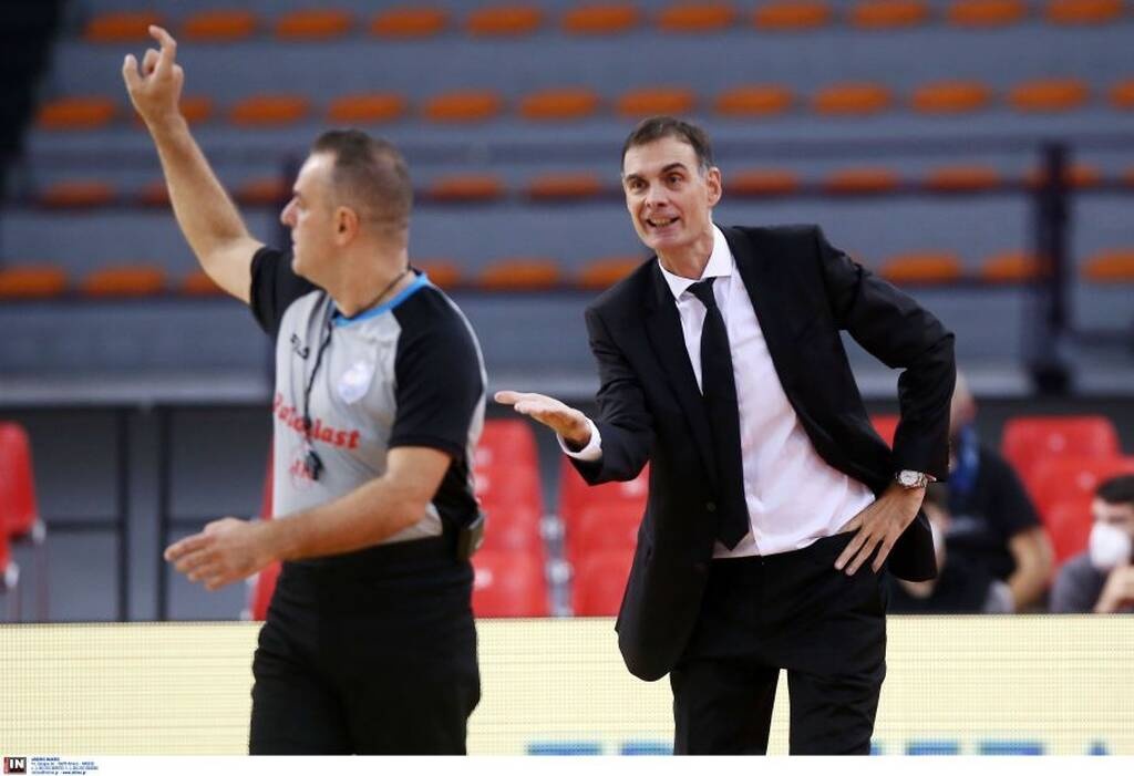 Ολυμπιακός-ΑΕΚ: «Έκρηξη» Μπαρτζώκα και κόσμου με τους... διαιτητές στο ΣΕΦ (photos)