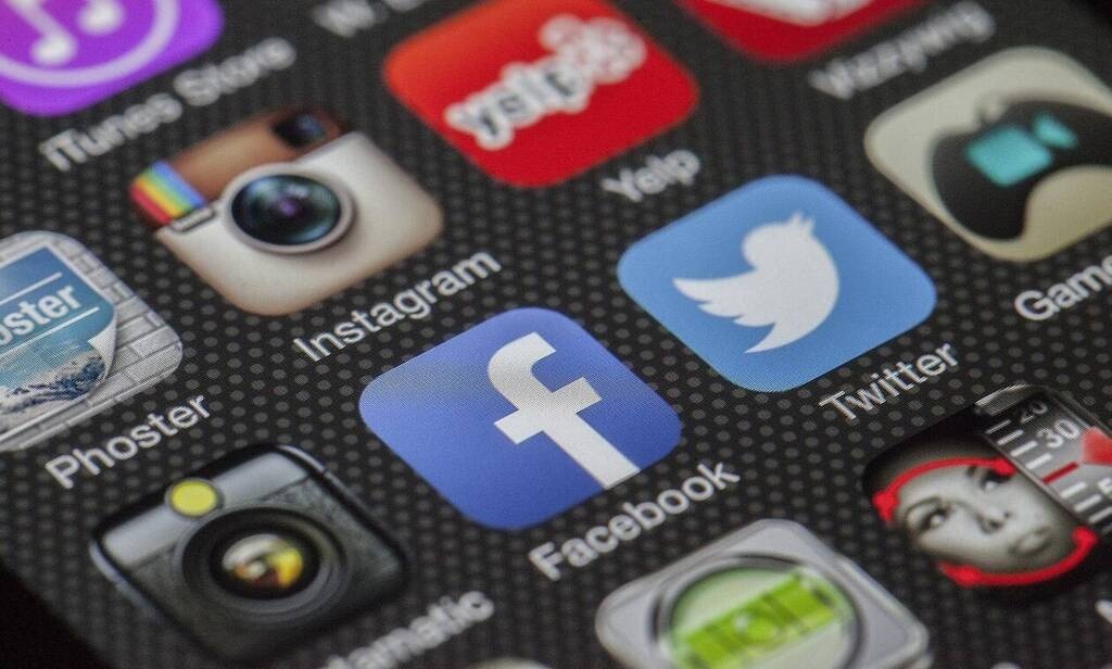 Το Twitter «τρόλαρε» το Facebook για το «πέσιμο» με τον πιο viral τρόπο (photos)