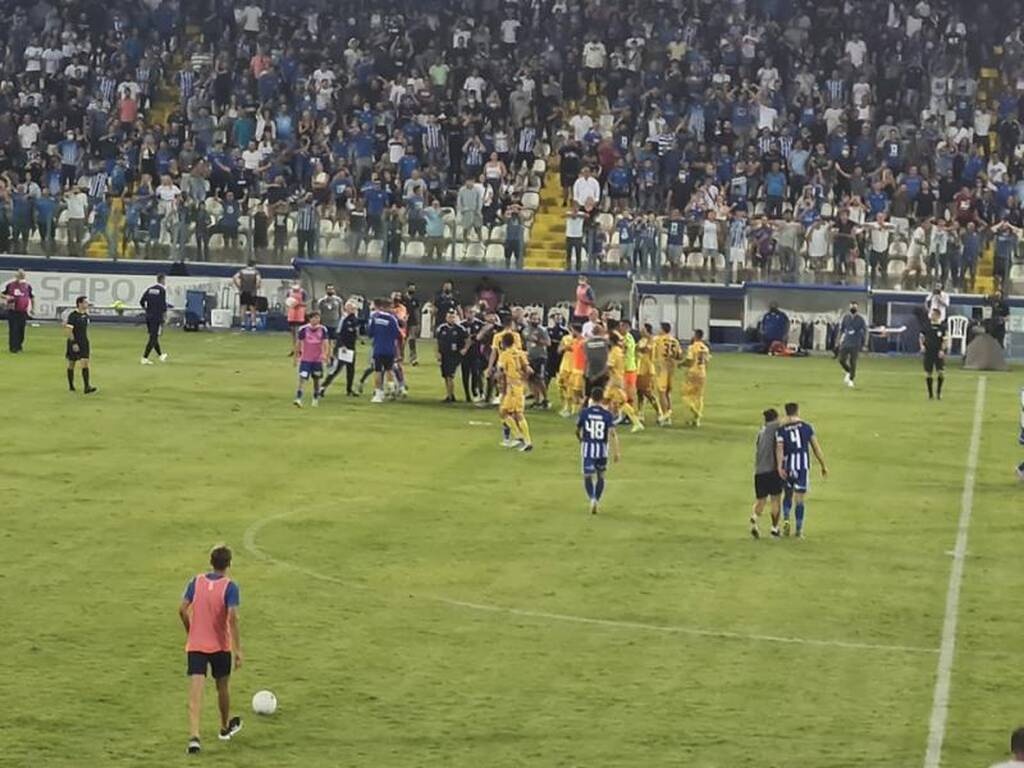 Κύπρος: «Πόλεμος» Ανόρθωσης-ΑΠΟΕΛ - Χαμός με Ουάρντα! (video+photos)