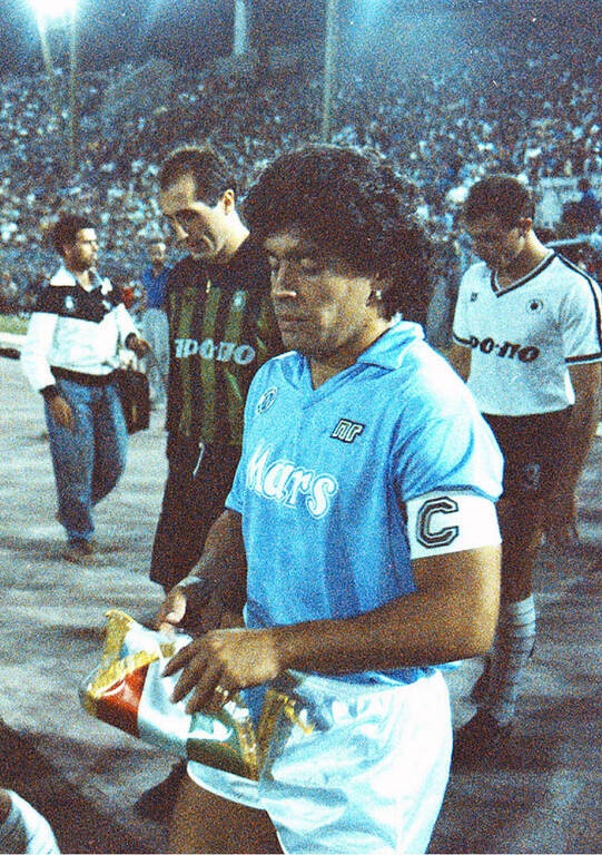 Σαν Σήμερα: Όταν ο Μαραντόνα αγωνίστηκε στην Τούμπα (photos+video)