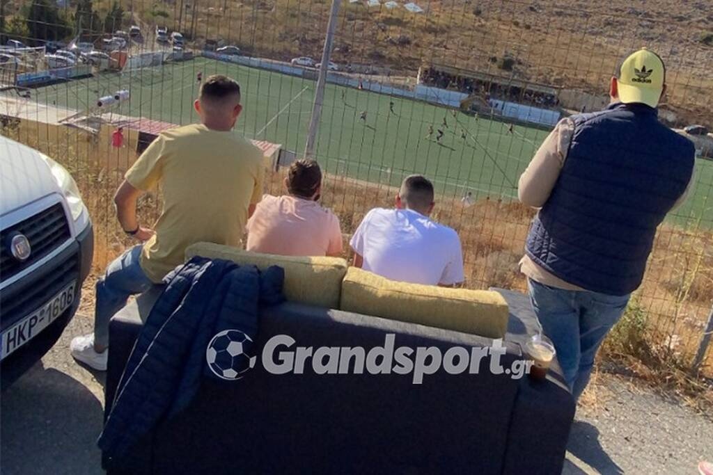 Μυθικό: Πήγαν να δουν τοπικό ντέρμπι με τον… καναπέ τους!